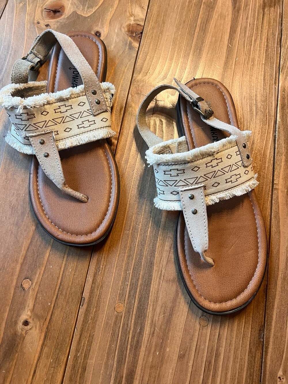 Minnetonka Women's Southwest Print Frayed Canvas Thong Sandals size 9